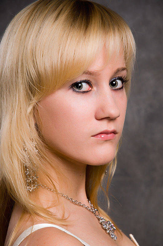 Портретная фотосессия девушки блондинки с выразительым взглядом с ерьками и ожерельем фотограф Борис Никитин  