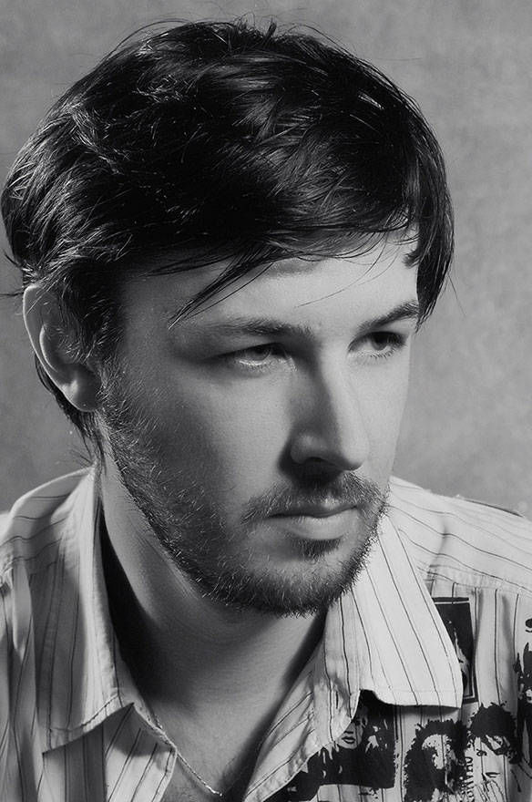 Портрет молодого человека фотографа Михаила Шабалина в фотостудии с использованием классического света фотограф Борис Никитин 
