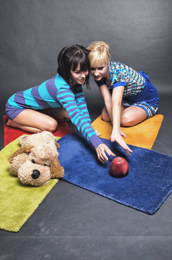 Блондинка и брюнетка в потретной фотосессии девушек в московской фотостудии с яблоком и игрушкой фотограф Борис Никитин   